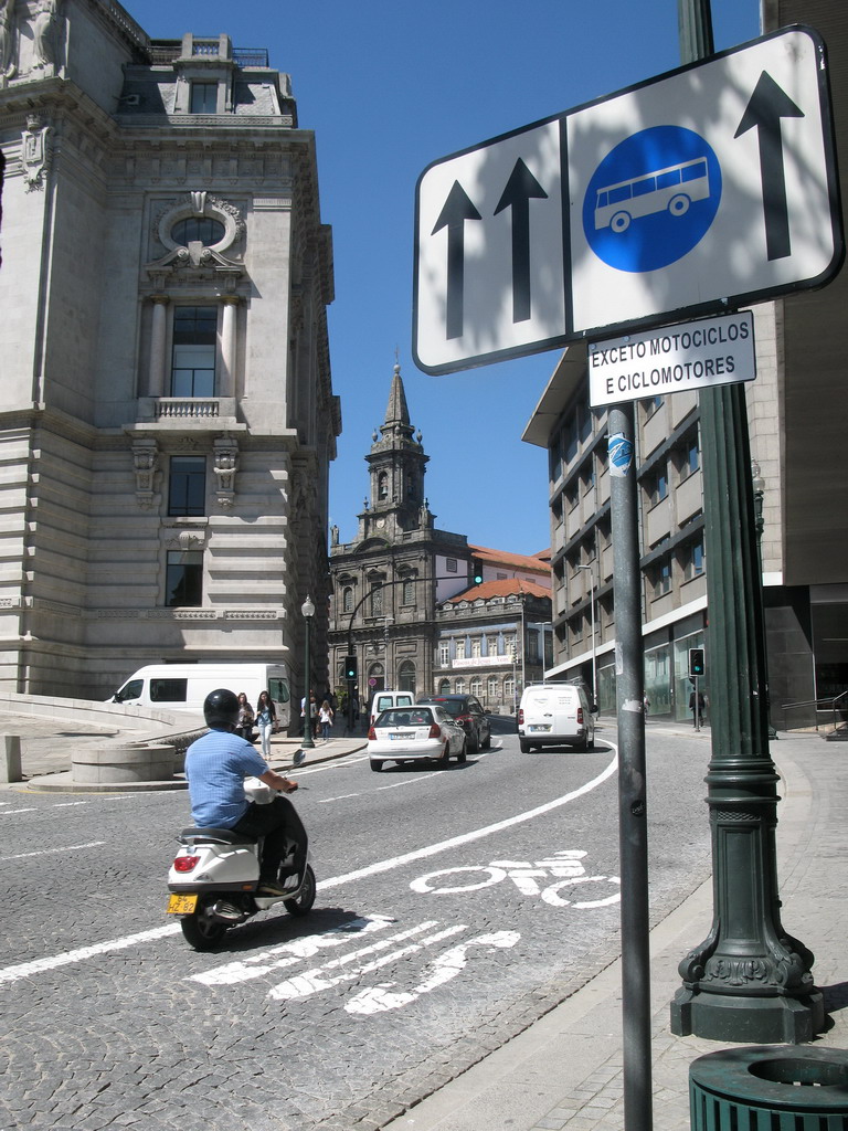 Motos j&aacute; podem circular em todas as Faixas BUS do Porto